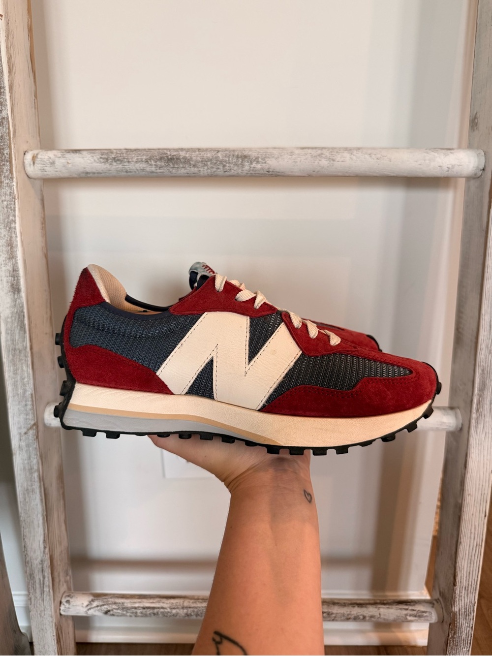 NEW BALANCE 327 LOW MS327MR TRAINERS SNEAKERS MEN SHOES NAVY SCARLET SIZE 9 EUC